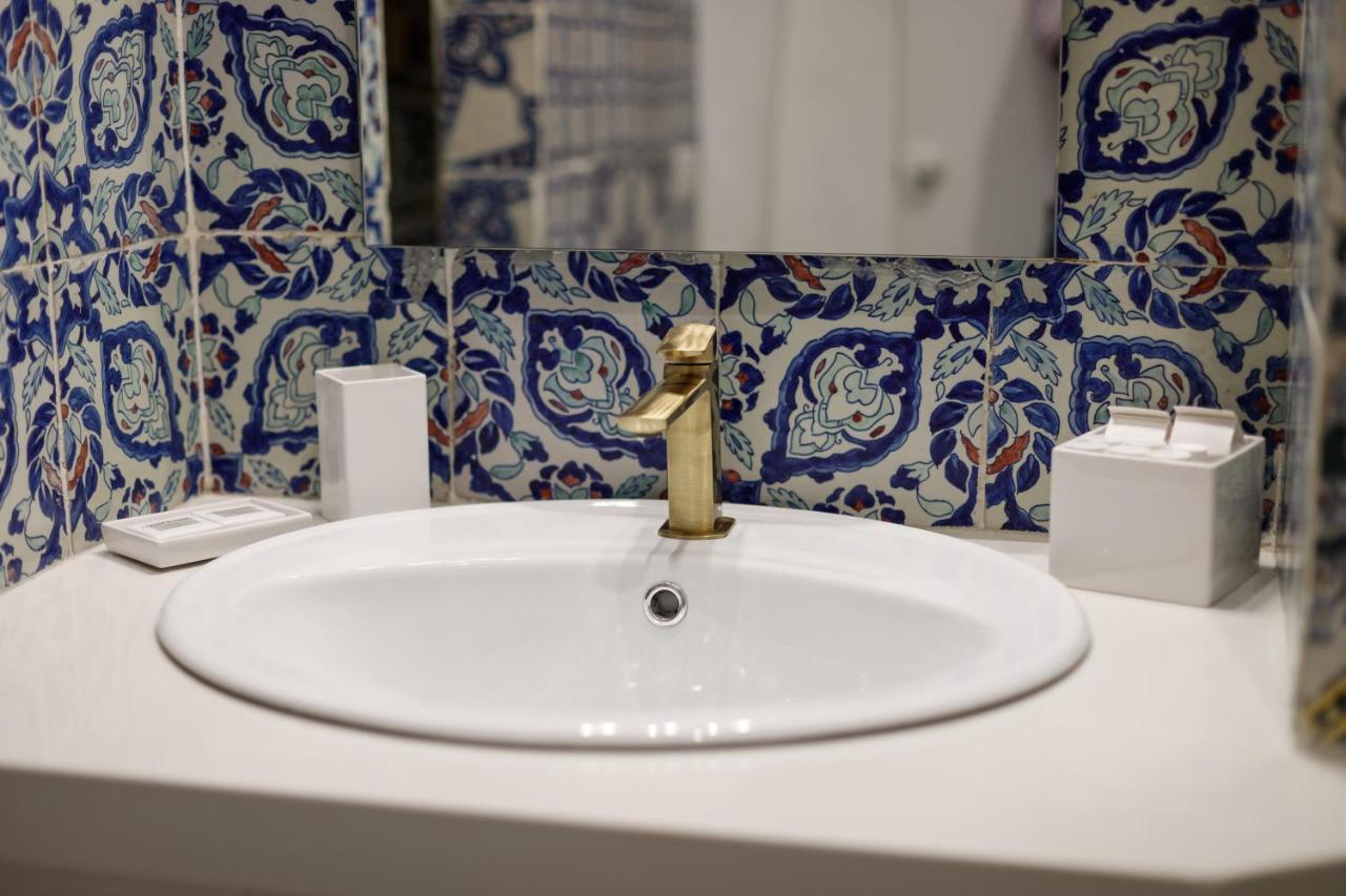 Qasar Luxury - In Capri's Piazzetta *