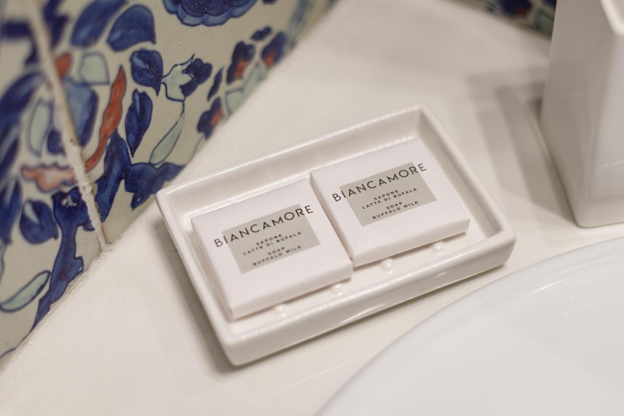 Qasar Luxury - In Capri's Piazzetta *